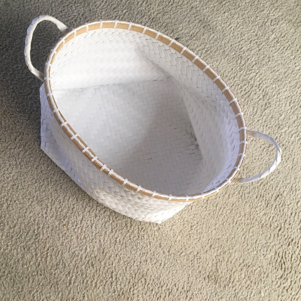 WHITE WITH TAN TRIM HANDMADE STRAW BASKET/NEW